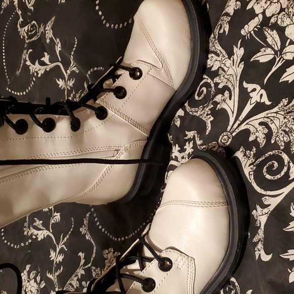 NIB Vintage White 12 Hole Combat Boots - Picture 4 of 6